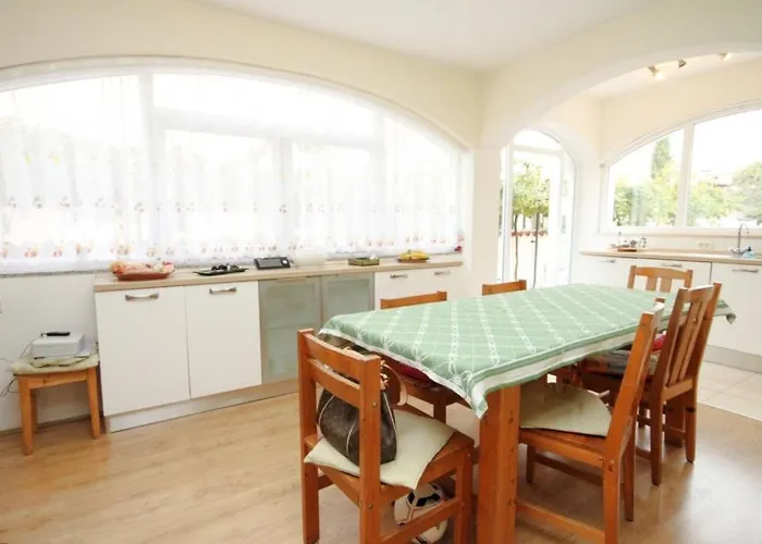 With A Parking Space - 7221 메덜린